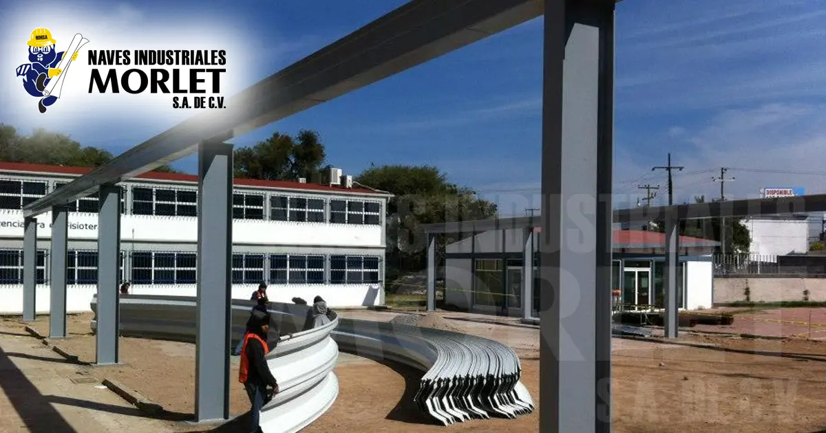 Columna de acero IPR instalada en construcción de arcotecho
