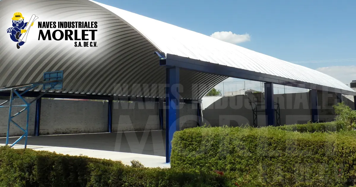 Vista en perspectiva de un arcotecho con sus elementos estructurales expuestos