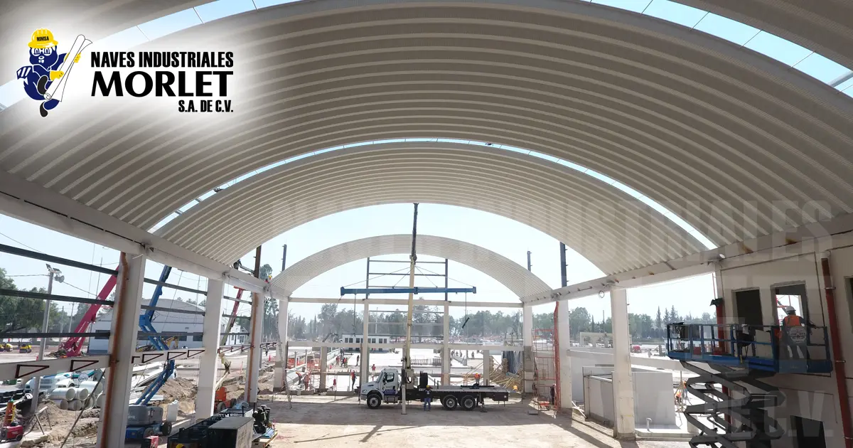Vista interior de una nave industrial con cubierta autosoportante sin columnas