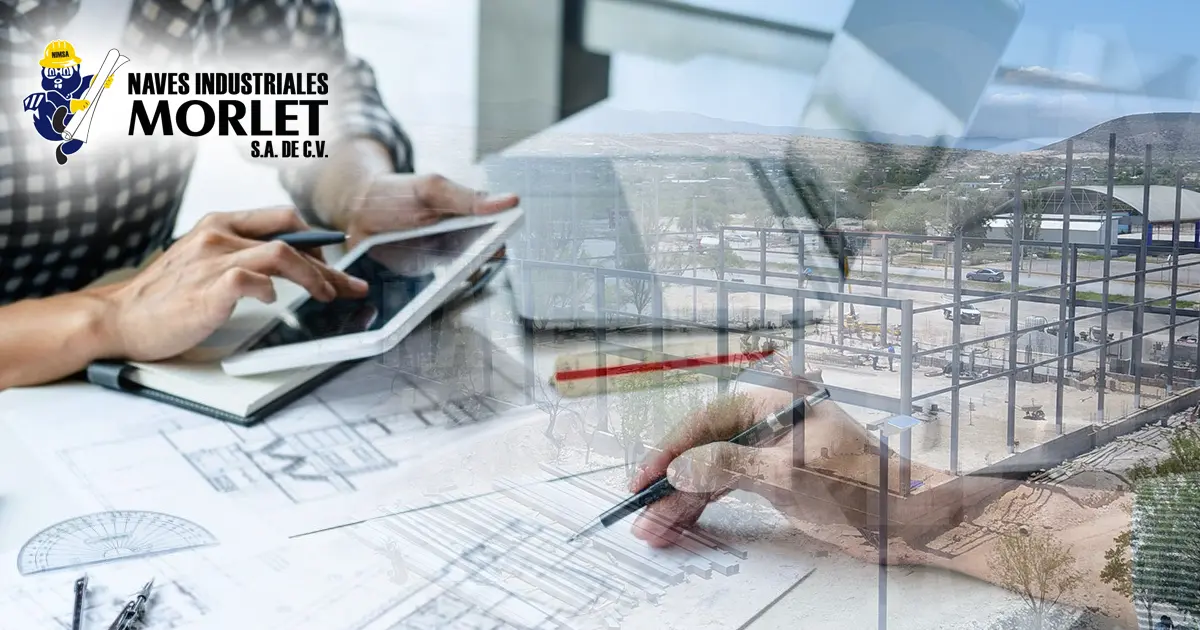 Ingeniero revisando planos estructurales para techos curvos metálicos