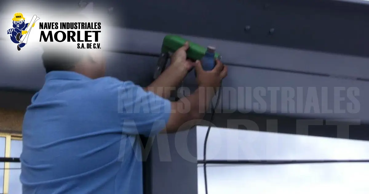 Inspección de mantenimiento en estructura metálica industrial