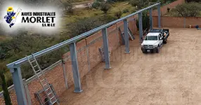 ¿Qué tipo de acero se usa para las columnas de un arcotecho?