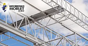 Componentes estructurales de acero en una edificación