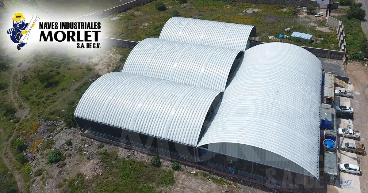 Vista aérea de obra industrial con errores visibles de planeación