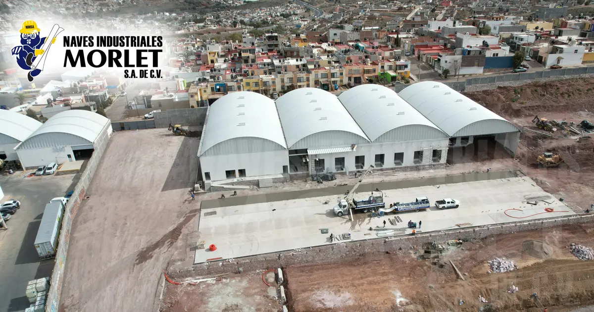 Vista exterior de nave industrial diseñada a medida con patios y accesos optimizados