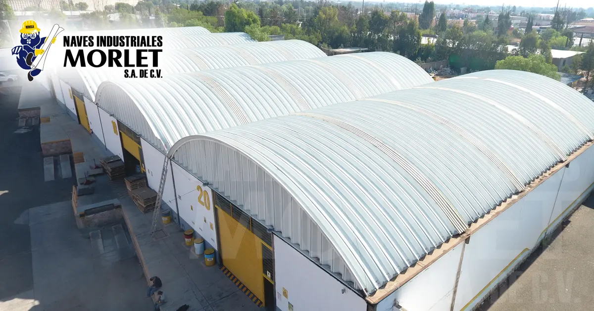 Vista superior de distintos tipos de naves industriales organizadas por función