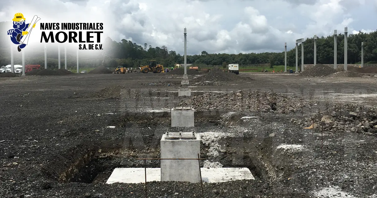 Cimentación reforzada lista para estructura metálica en nave industrial